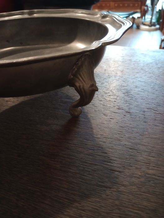 Piękna duża ciężka cynowa patera na nóżkach Vintage