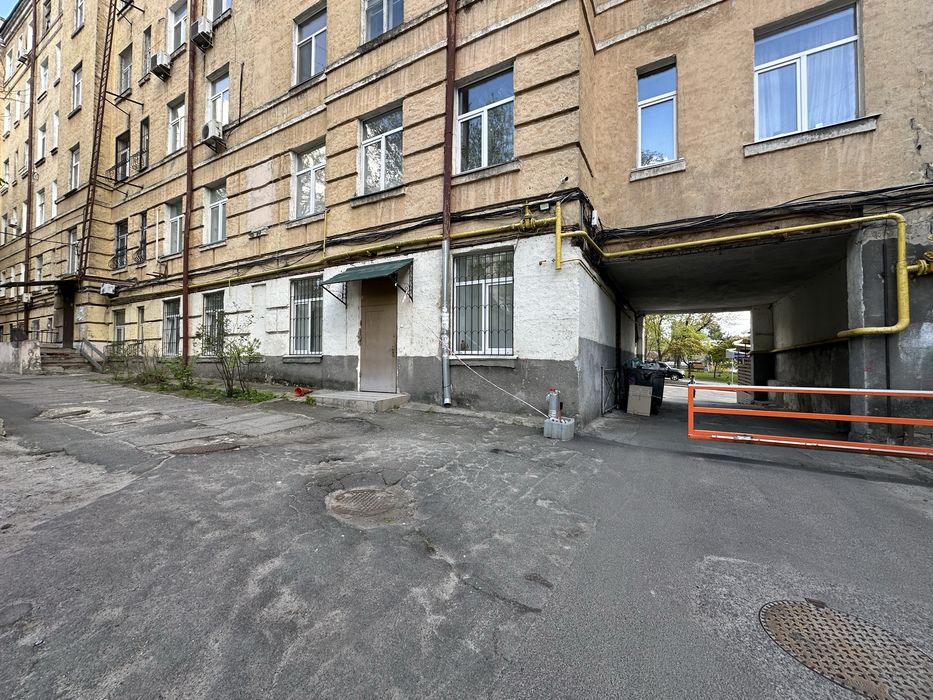 Приміщення у дворі окремий вхід Палац Україна