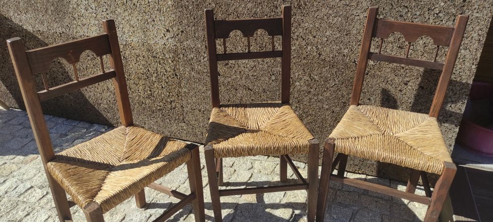 3 cadeiras em madeira