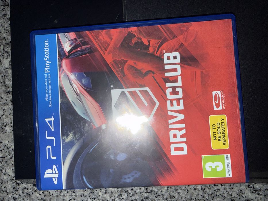 Vendo esta ps4  em bom estado , e dois comandos