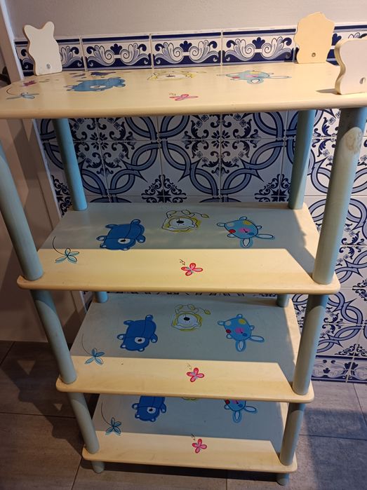 Estante infantil * Em Bom estado * Medidas - 115cm / 0,60cm / 0,34cm