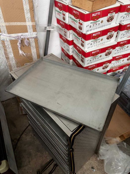 Estante com tabuleiros de ferro e alumínio 60x40