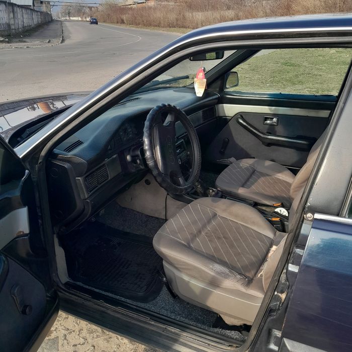 Автомобіль ауді 100