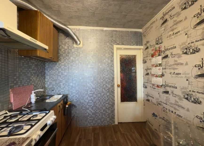 1 кім в ЦЕГЛІ та СЕРЕДНІЙ поверх СЛОБОЖАНСЬКИЙ (Газети Правда)(714782)