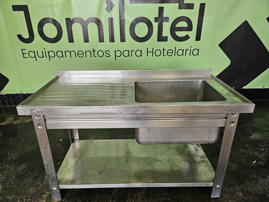 Bancada em inox com cuba de lavagem