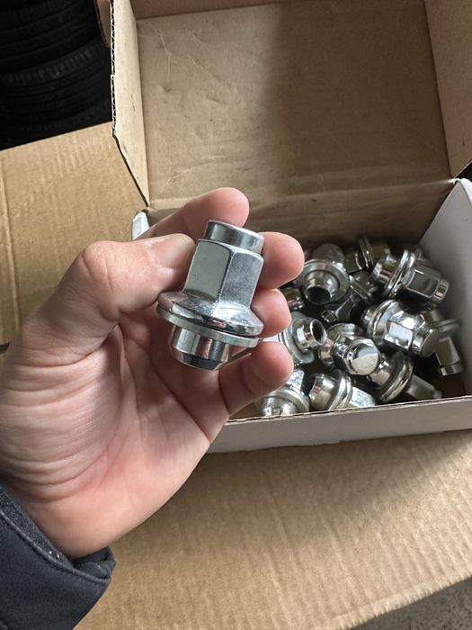 Нові колісні гайки Toyota Land Cruiser 100/200, Lexus LX з шайбами