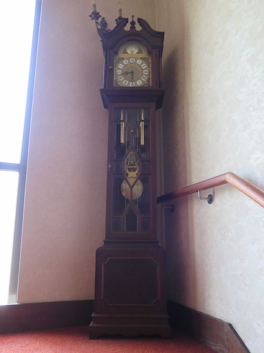 Relógio de pé alto e pêndulo, marca Tempus Fugit