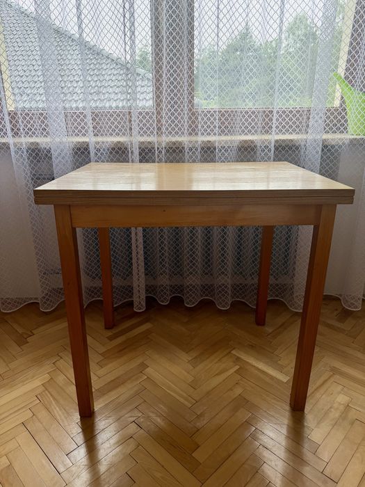 Drewniany stół z rozkładanym blatem