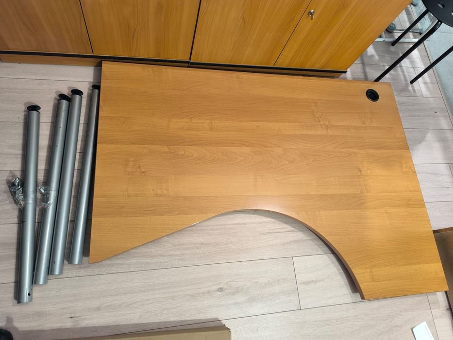 Biurko brązowe zaokrąglone