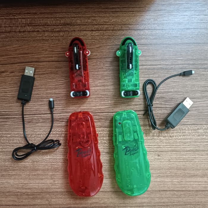 Трек в трубі з машинками, які світяться