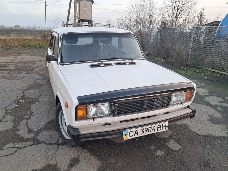 Продам ВАЗ 21043. Автомобіль  в хорошому технічному і кузовному стані на свій 2002 рік. По кузову в хорошому стані, без мятин. Пороги цілі, днище, стакани, стойки, солдат все ціле. По ходовці в хорошому стані, багато чого нового, до ходовки питань теж немаю, їдеш по бруківці в салоні тихенько. Міст невиє, коробка 5-ступка фіатовська, невиє невибиває. Нова зимова резина. Газ/Бензин, Газ вписаний, на газу, бензині працює ідеально. Двигун 1.5 в хорошому стані, клапана, распредвал, цепок нетарабане. Свіже масло, свіжий антифриз. Новий акамулятор з гарантією. Салон непрокуряний, передні сідушки іномарочні, соваюця, спинка регулюєця. Салон комплектний. По електриці працює все. Пічка гріє добре.  Любий вид оформлення, доручення. Вкладень непотребує, сів і поїхав. Телефонуйте, пишіть все розповім детальніше.