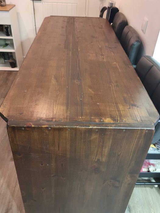 Mesa/balcão em pinho com conjunto de 6 Cadeiras pé alto