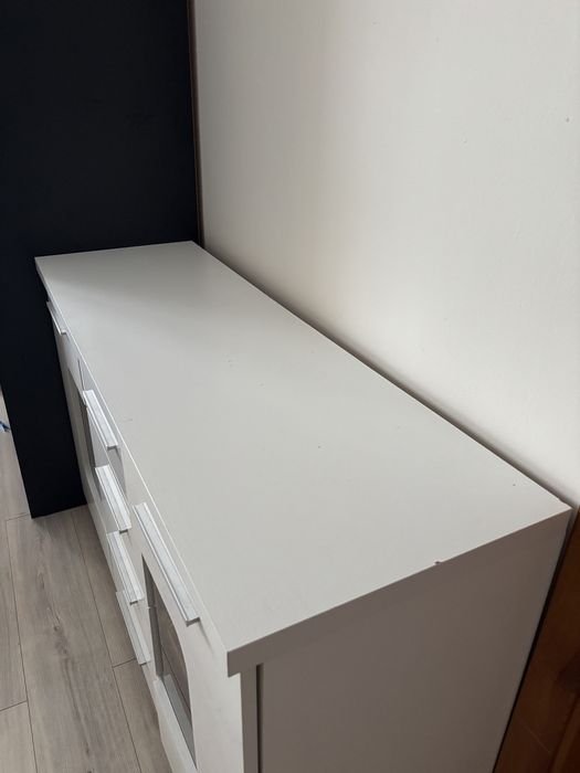 Komoda biała 135x44x85cm plus witryna