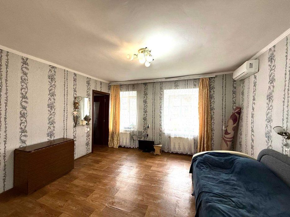 Продаю двокімнатну квартиру на землі. Центр.  Фасад. Жилкоп