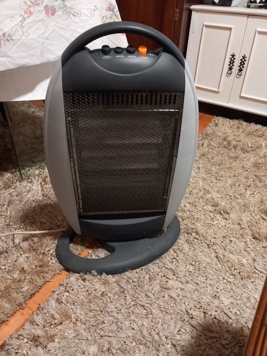 Aquecedor e rádio cassetes a funcionar