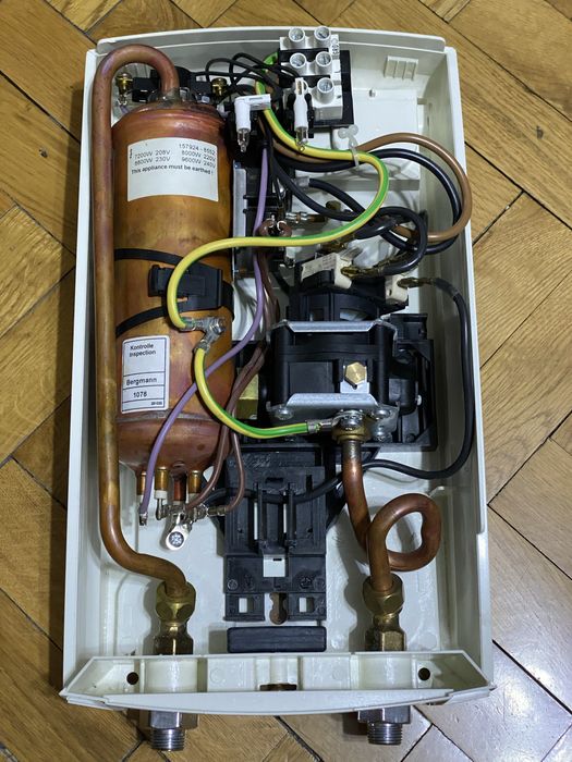 Водонагрівач  проточний. Чистий німець.