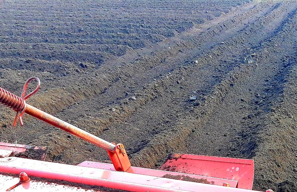 Вспашка земли минитрактором