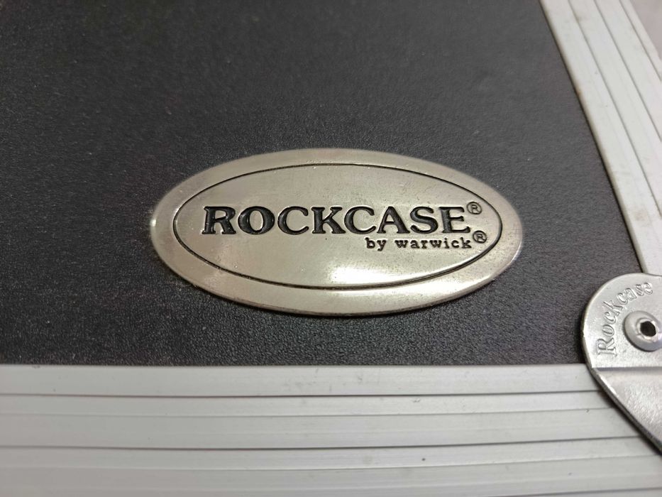 Flight Case RockCase by Warwick para teclado — com rodas e espumas ajustáveis
