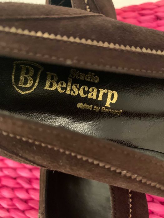 Sapatos camurça castanhos