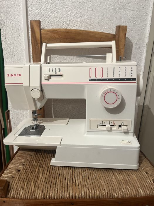 Máquina de costura SINGER com pedal