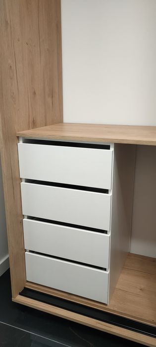 Szafa przesuwna z lustrem