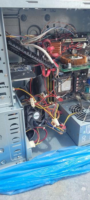 Системний блок в робочому стані, з якісними деталями