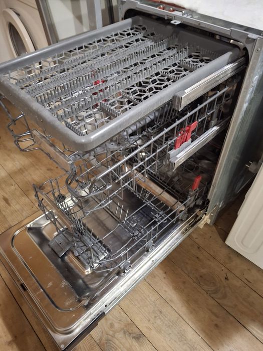 Посудомийна машина Whirlpool.  45 см ширина.  Вбудована