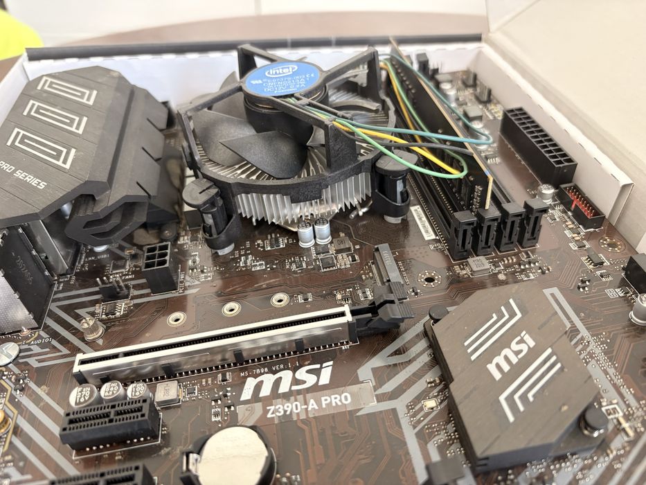 Motherboard MSI Z390-A PRO com ram ddr4 e cpu intel incluído