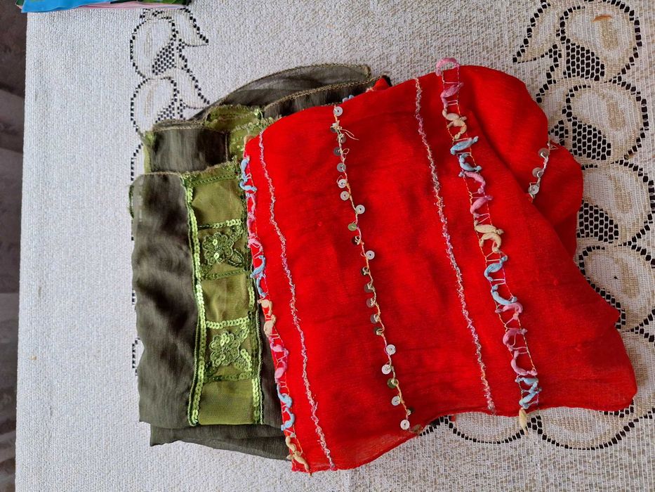 Dwa kolorowe szaliki