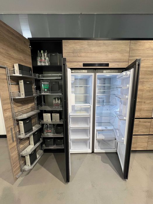 Meble kuchenne z ekspozycji sprzedam-płyta laminowana,okucia Blum