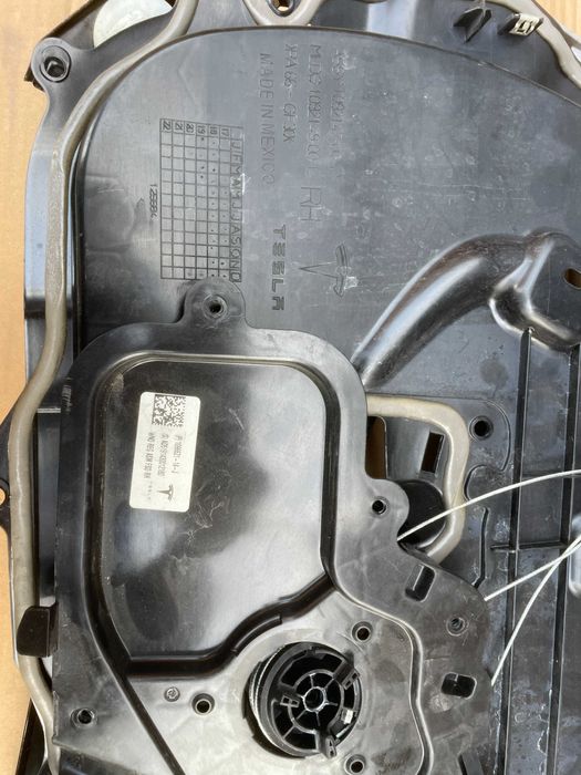 Части правой двери петли коплектующие стеклоподемник Tesla Model 3