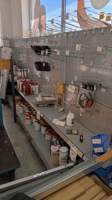 Prateleiras metálicas e acessórios