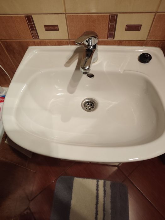 Szafka z umywalką do łazienki