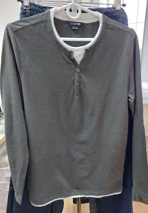 Футболка з довгими рукавами.