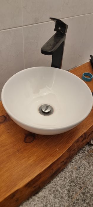 Tampo em Madeira Maciça Tratada +  Torneira Alta Preta