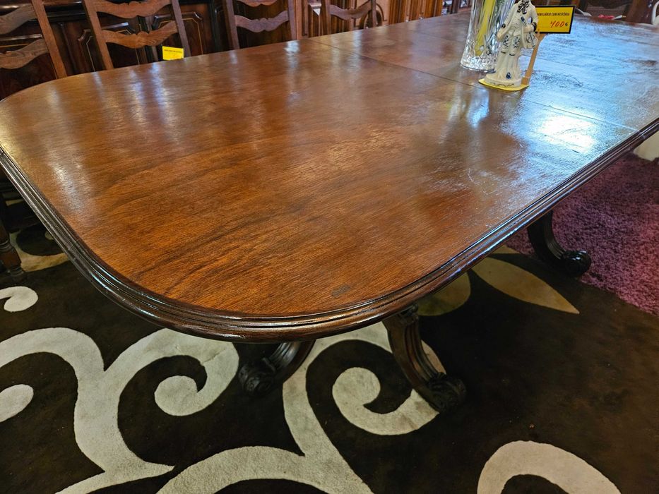 Mesa antiga, extensível - Bom estado geral - Só a mesa as cadeiras são