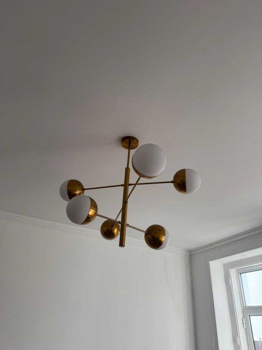 Candeeiro de teto dourado com 6 globos em vidro opalino