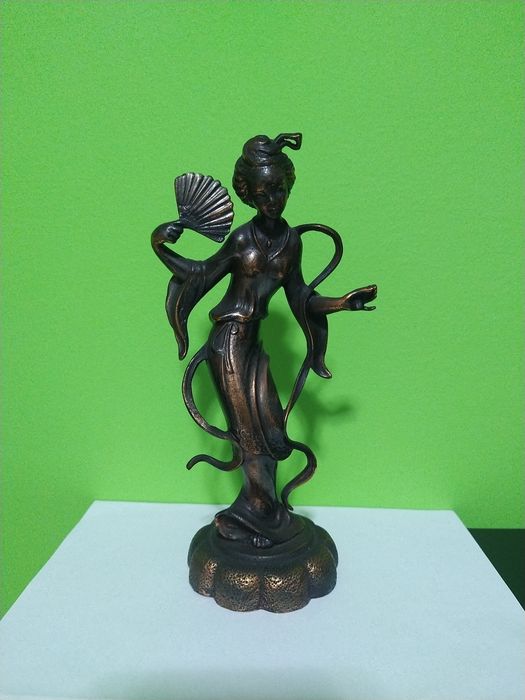 Estatueta antiga em bronze casa quarto apartamento vivenda carro.