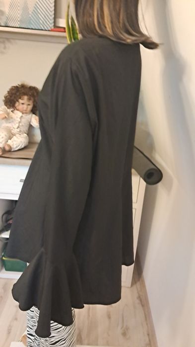 Czarna bluzka z baskinka plus size