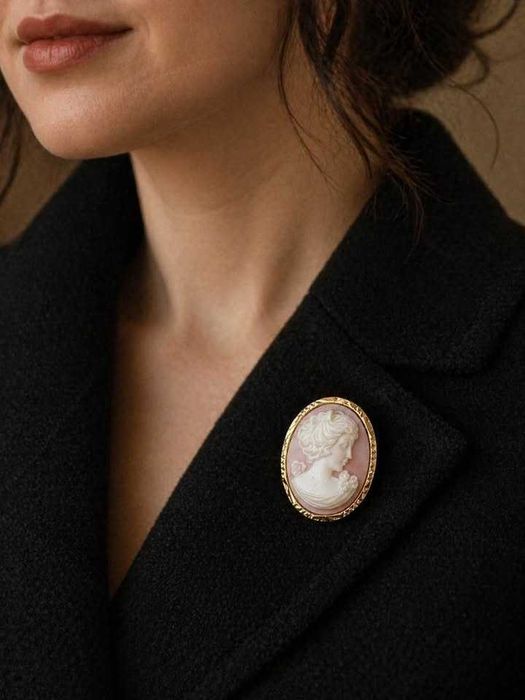 Broche Vintage Camafeu – Perfil Feminino – Tom Dourado