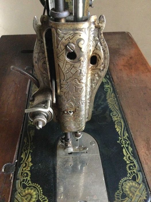 Máquina de costura SINGER antiga