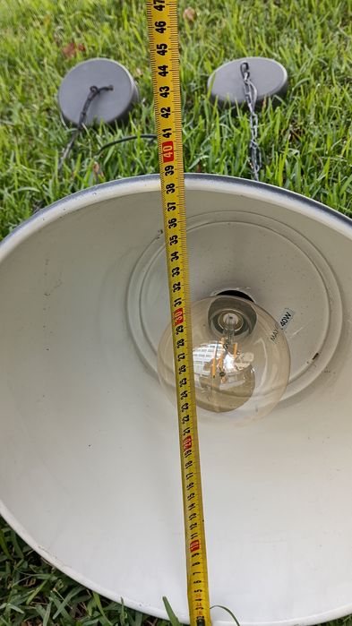 Par de candeeiros suspenso modelo HEKTAR do IKEA.  
​Design: Inspirado em candeeiros
​Acabamento: Metal com revestimento em pó na cor cinzento-escuro/
