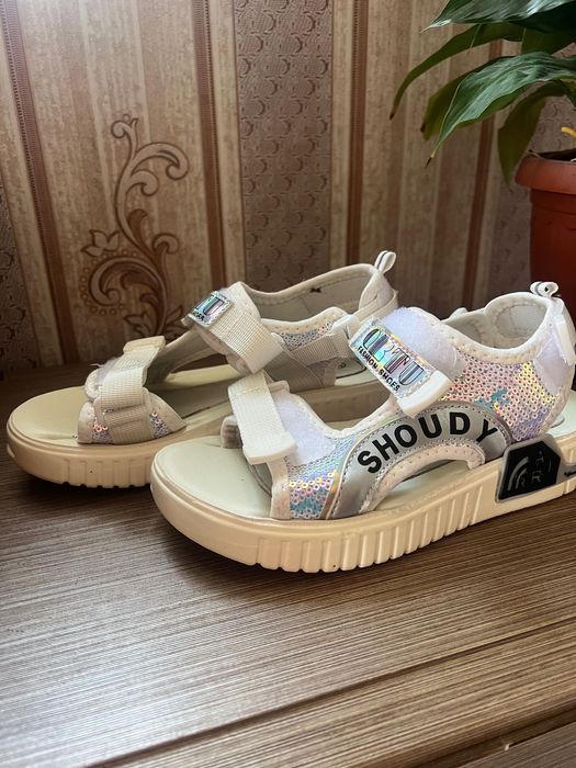 Взуття для дівчаток