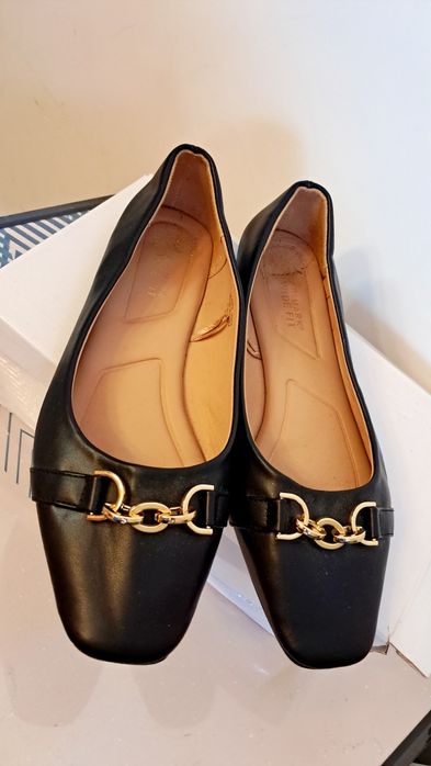 Czarne czółenka na płaskim złote klamerki