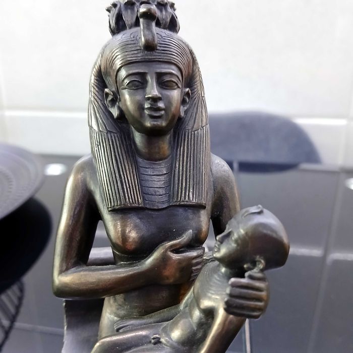 Artesanato Egípcio: Estatueta da deusa Ísis a amamentar Hórus bebé