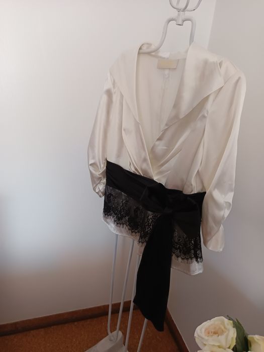 Elegante blusa acetinada, cerimónia-Pitti Difusion.