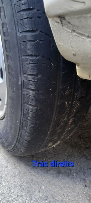 2 Pneus usados 215/70r15 piso suficiente para passar na inspecção.