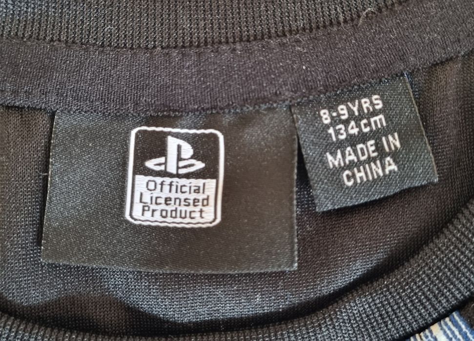 T-shirt PlayStation Oficial - Preta com Logótipo Japonês (8-9 anos)