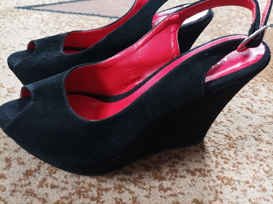 Czarne zamszowe buty na koturnie