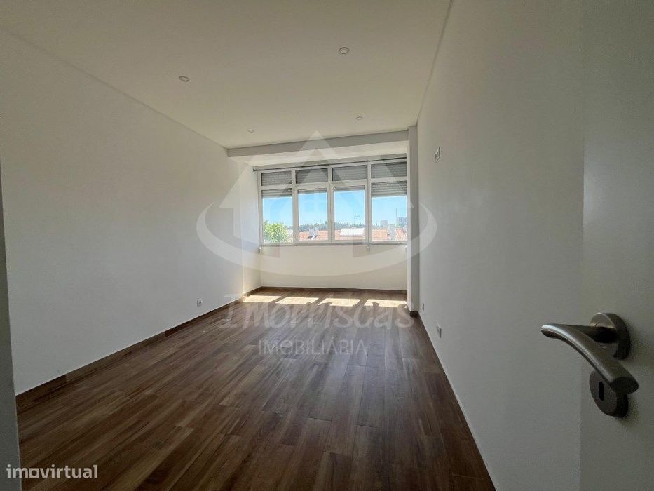 Apartamento T2 totalmente remodelado, localizado em Vialonga